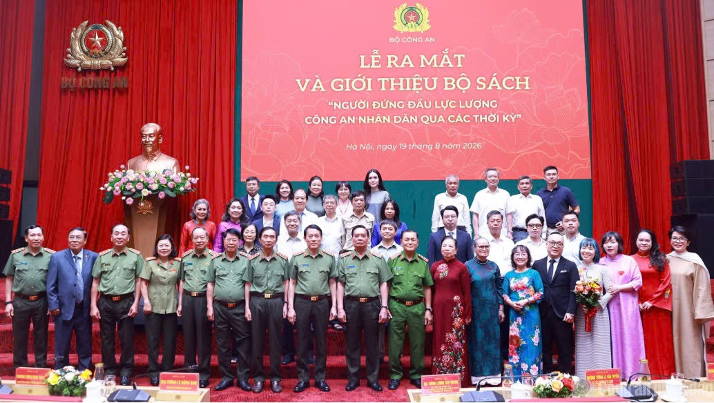 RA MẮT BỘ SÁCH "NGƯỜI ĐỨNG ĐẦU LỰC LƯỢNG CÔNG AN NHÂN DÂN QUA CÁC THỜI KỲ": TÔN VINH CỐNG HIẾN CỦA NHỮNG NHÀ LÃNH ĐẠO XUẤT SẮC