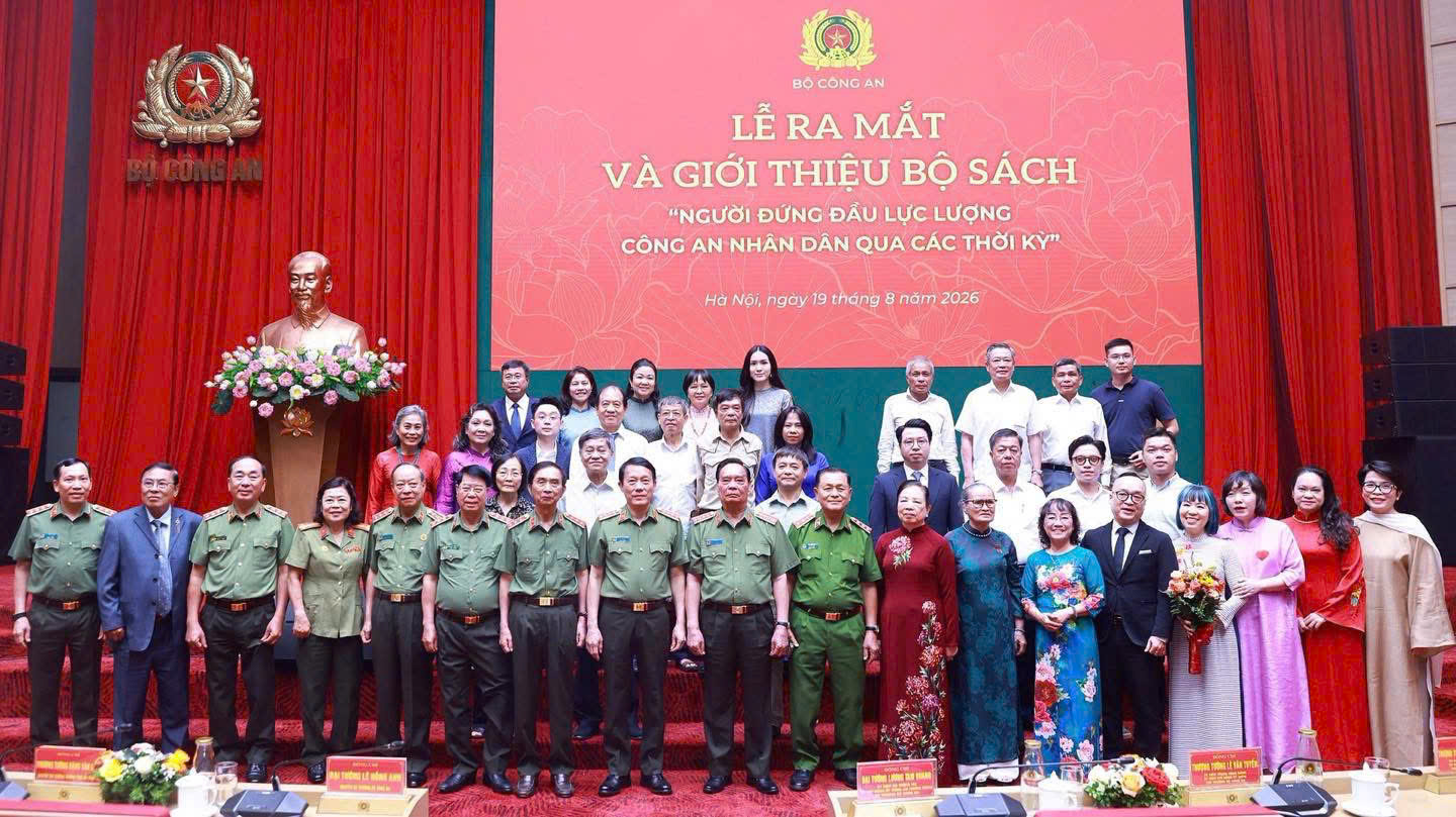 Bộ Công an ra mắt và giới thiệu bộ sách "Người đứng đầu lực lượng Công an nhân dân qua các thời kỳ"