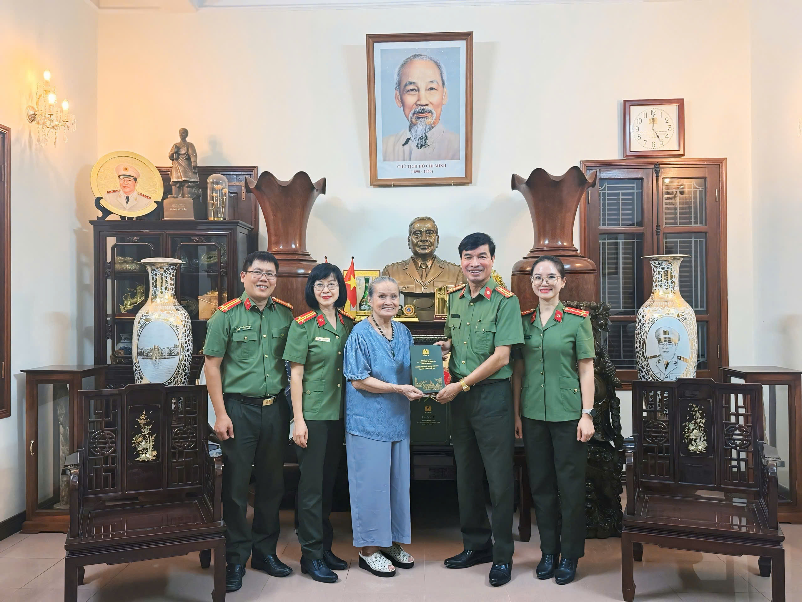 Đại diện lãnh đạo Nhà xuất bản Công an nhân dân thăm gia đình cố Bộ trưởng Lê Minh Hương